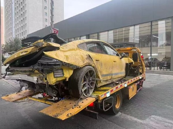 新疆一小米SU7 Ultra从山上翻滚10多米而下 车主无碍 新疆一小米SU7 Ultra从山上翻滚10多米而下 车主无碍