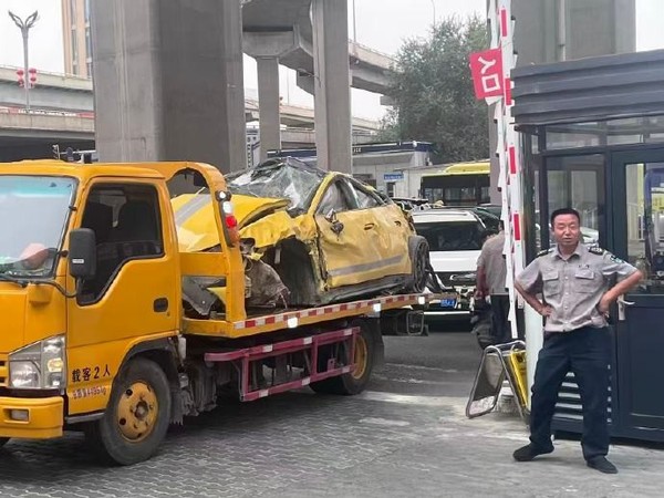 新疆一小米SU7 Ultra从山上翻滚10多米而下 车主无碍 新疆一小米SU7 Ultra从山上翻滚10多米而下 车主无碍